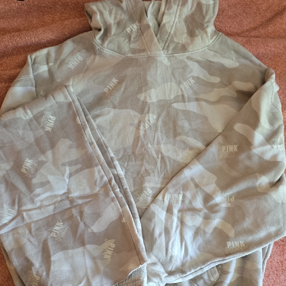 Pink Camo Hoodie & Cropped Pants Set! Size Medium (never worn)